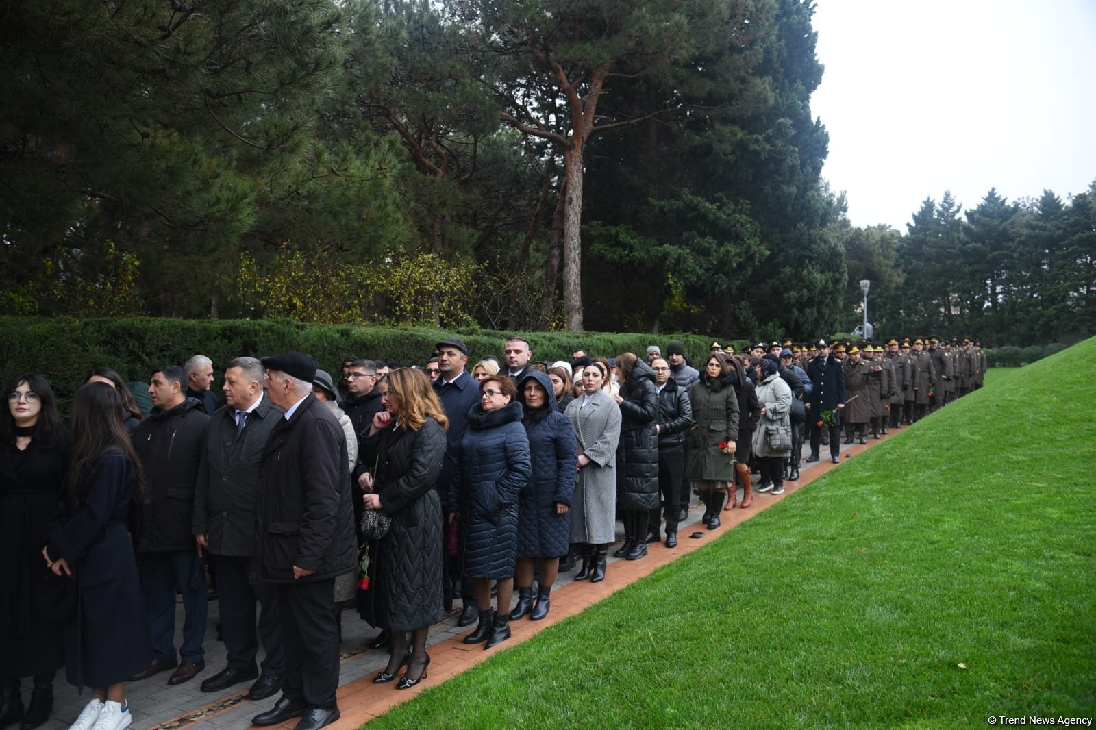 Azerbaijani people honoring memory of great leader Heydar Aliyev (PHOTO)