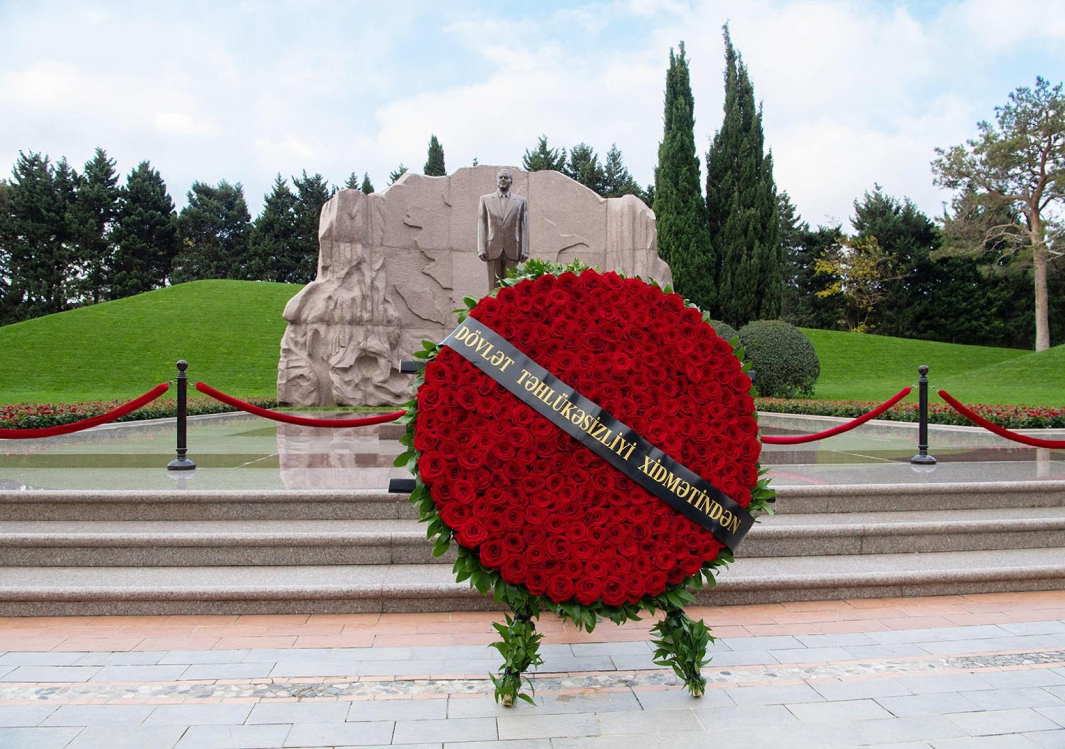 Azerbaijani state security service staff visits Alley of Honor in memory of great leader Heydar Aliyev (PHOTO)