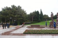 Официальные лица Азербайджана почтили память великого лидера Гейдара Алиева на Аллее почетного захоронения (ФОТО)