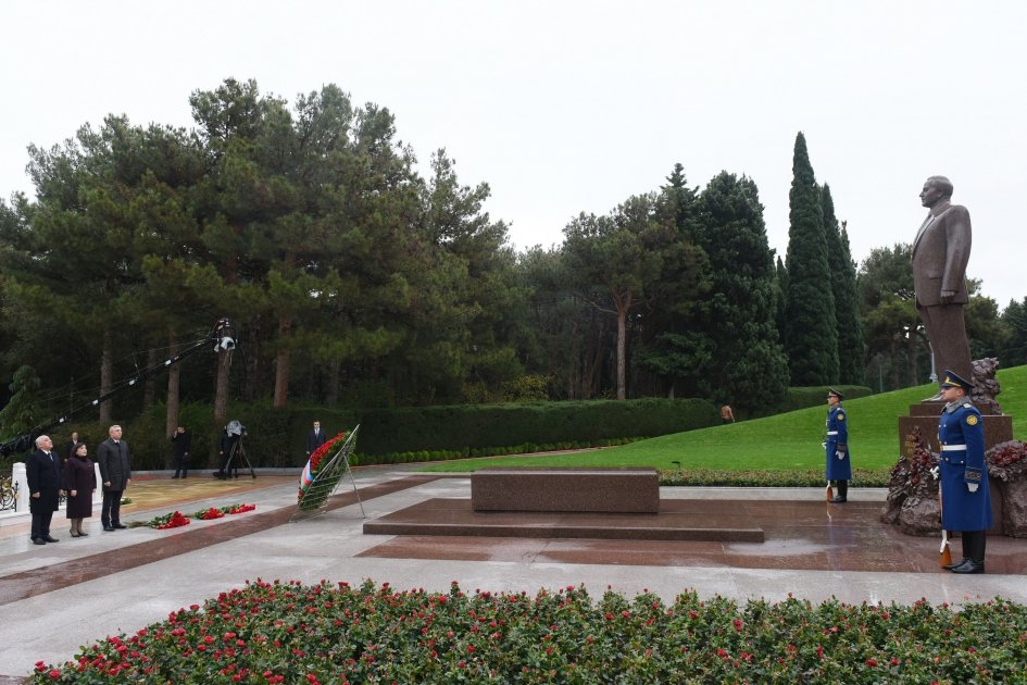 Azerbaijani officials pay tribute to great leader Heydar Aliyev's memory at Alley of Honor (PHOTO)
