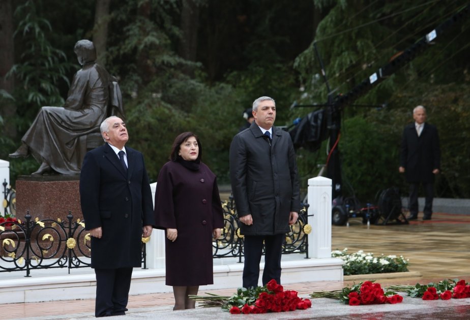 Azerbaijani officials pay tribute to great leader Heydar Aliyev's memory at Alley of Honor (PHOTO)