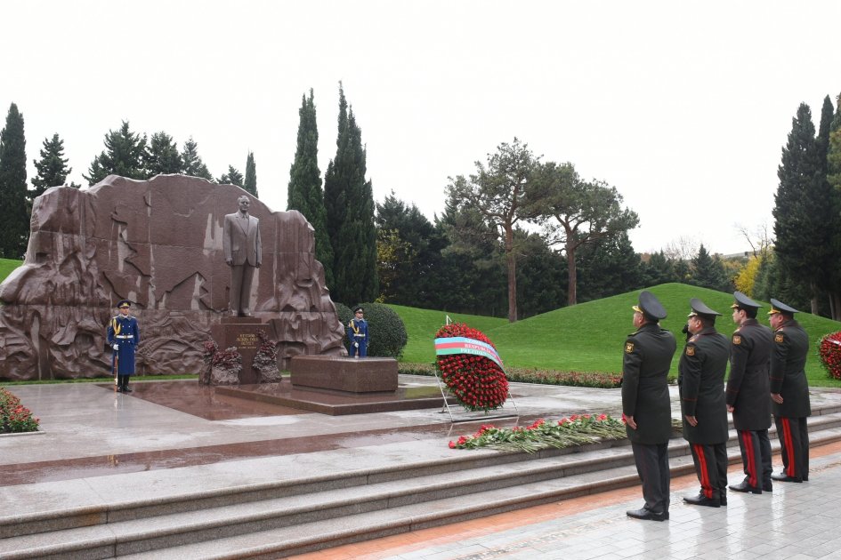 Официальные лица Азербайджана почтили память великого лидера Гейдара Алиева на Аллее почетного захоронения (ФОТО)