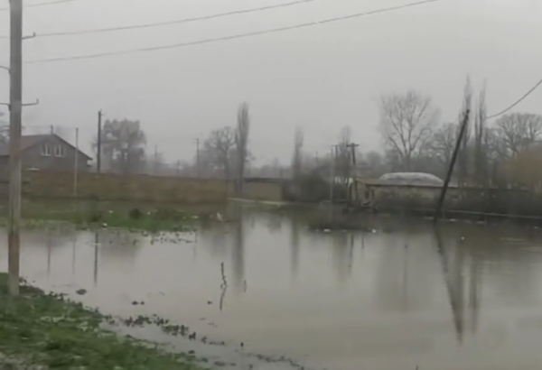 В селах Хачмаза сель затопила улицы и дворы (ФОТО)