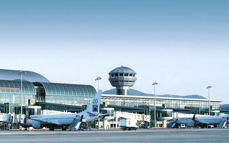 Türkiyənin Adnan Menderes Beynəlxalq Hava Limanına gələn sərnişinlərin sayı artıb