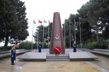 Turkish FM visits grave of Azerbaijani great leader Heydar Aliyev, Turkic Martyrship monument, Alley of Martyrs (PHOTO)