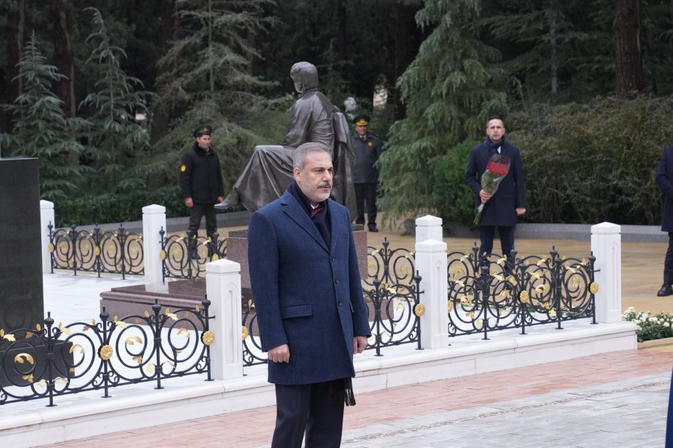 Хакан Фидан посетил могилу великого лидера Гейдара Алиева, памятник 