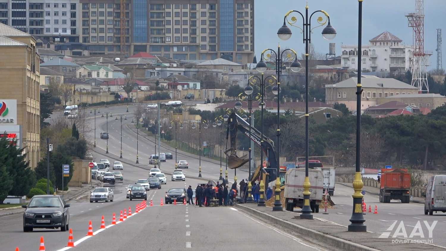 На участке одного из проспектов в Баку проводятся ремонтные работы (ФОТО)