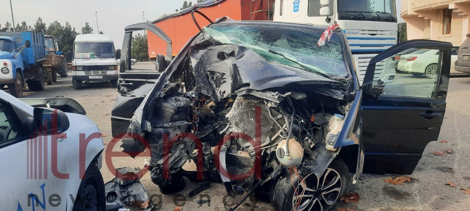 Распространились кадры с автомобилем, попавшим в тяжелое ДТП в Агдаме