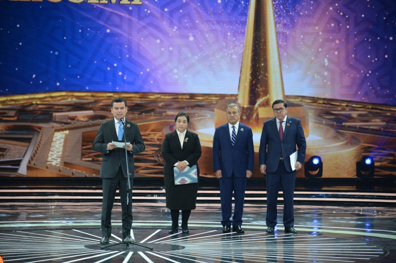 Азербайджанский культурный центр в Ташкенте вручил награду узбекскому тележурналисту (ФОТО)
