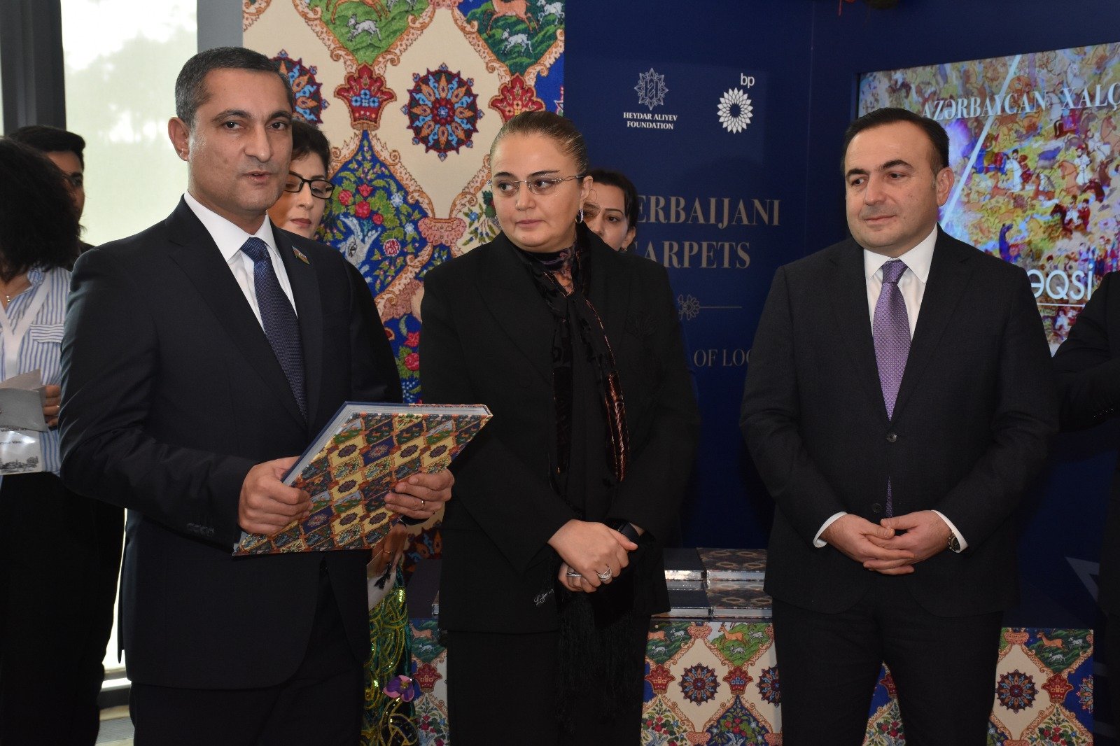 В рамках форума "Культурное наследие" представлена книга "Азербайджанский ковер – танец узоров" на английском языке (ФОТО)
