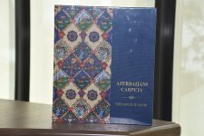 В рамках форума "Культурное наследие" представлена книга "Азербайджанский ковер – танец узоров" на английском языке (ФОТО)
