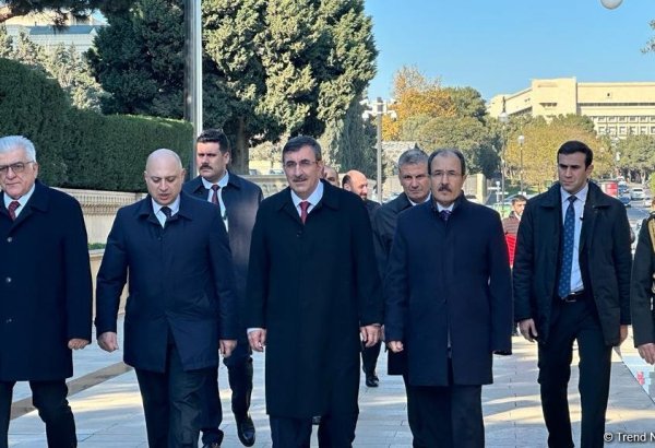 Джевдет Йылмаз посетил Аллею шехидов и памятник "Тюркское шехидство" (ФОТО)