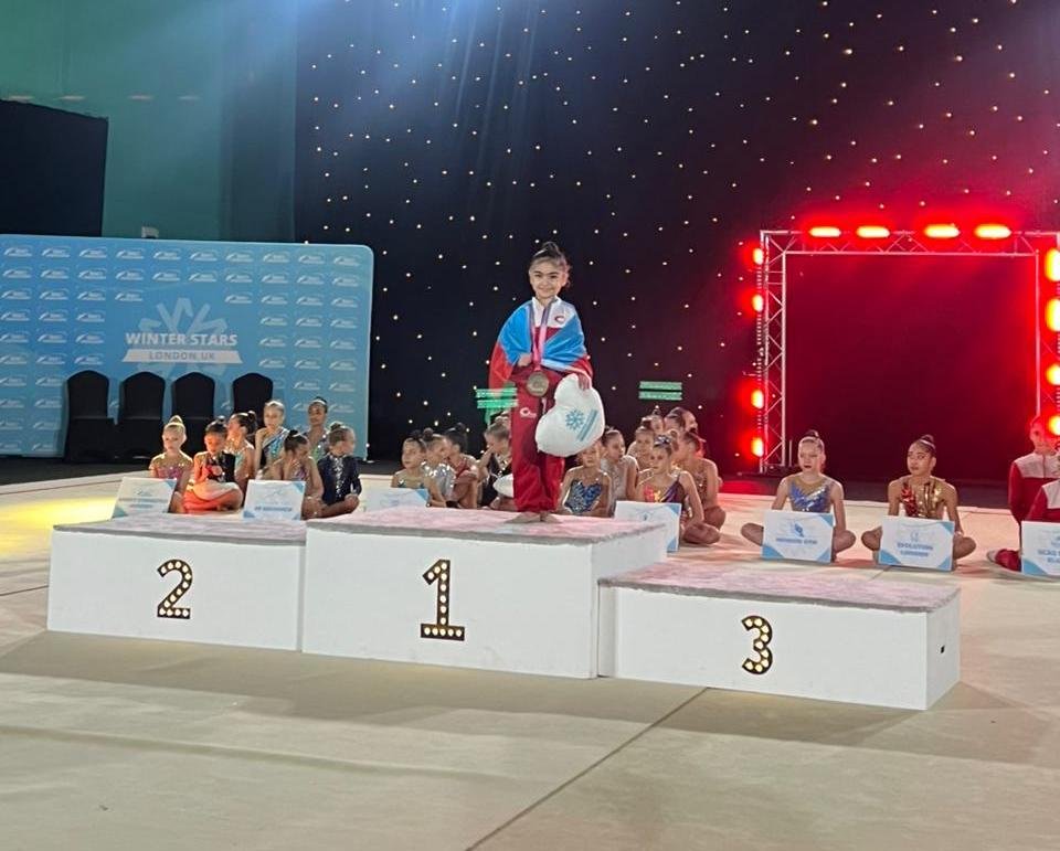 Юные азербайджанские гимнастки завоевали шесть золотых медалей на международном турнире в Лондоне (ФОТО)
