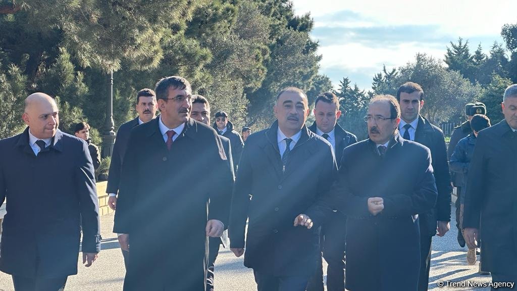 Джевдет Йылмаз посетил Аллею шехидов и памятник "Тюркское шехидство" (ФОТО)