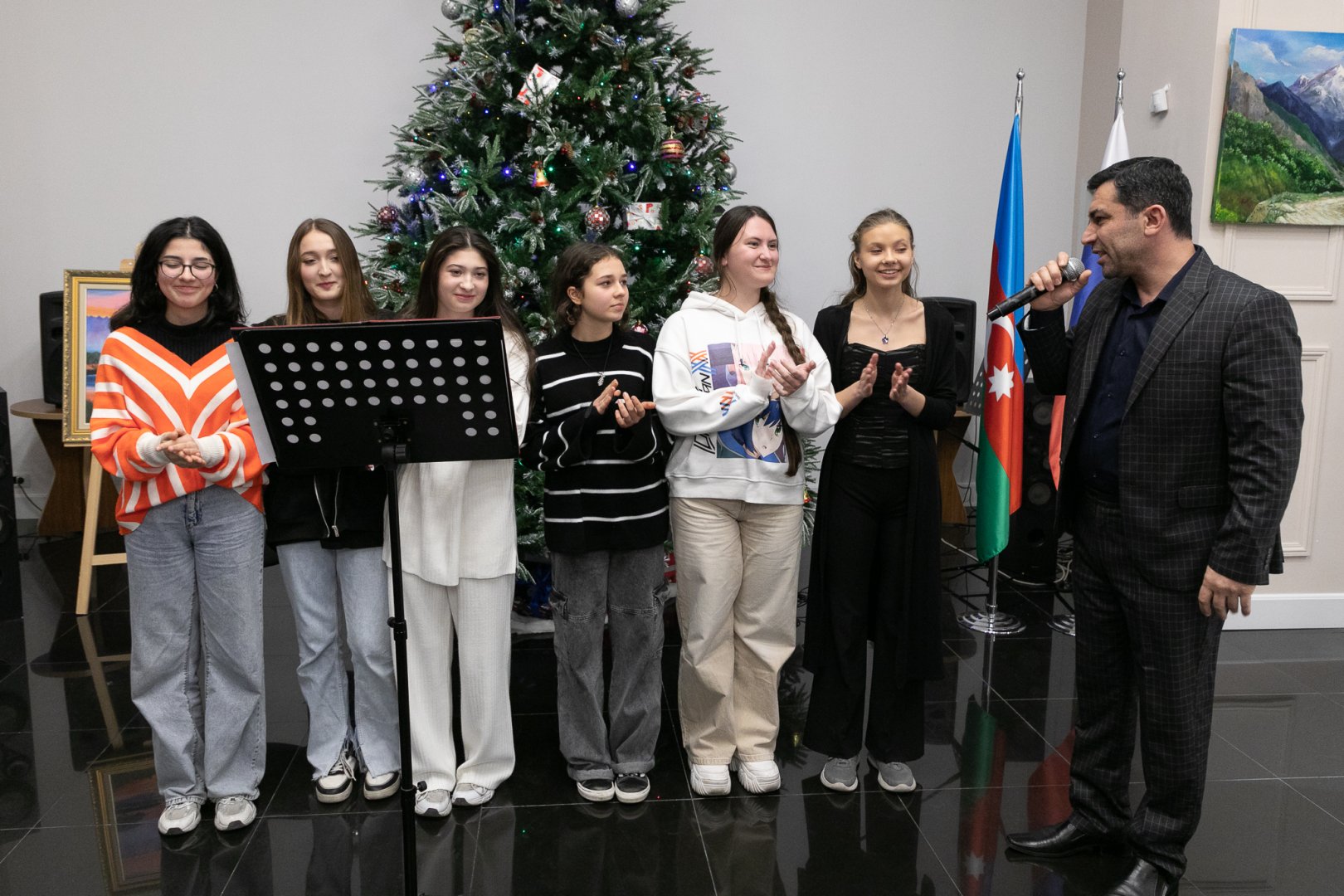 В Баку провели предновогодний концерт эстрадной музыки (ФОТО)