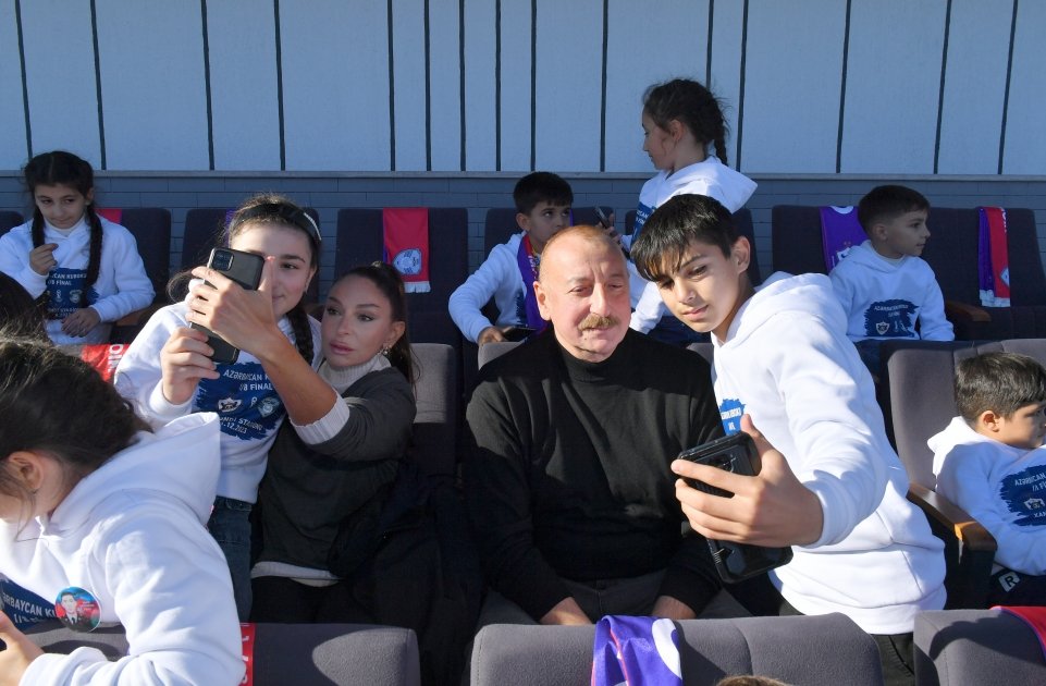 Footage of President Ilham Aliyev and First Lady Mehriban Aliyeva with children of martyrs (PHOTO)