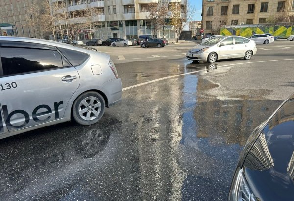 В одном из районов Баку лопнул водопровод (ФОТО/ВИДЕО)