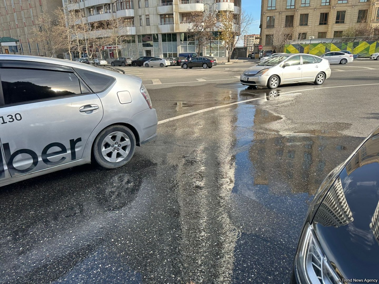 В одном из районов Баку лопнул водопровод (ФОТО/ВИДЕО)