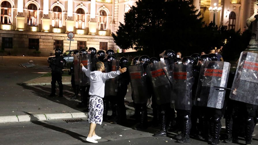 Полицейские пострадали во время беспорядков в Белграде