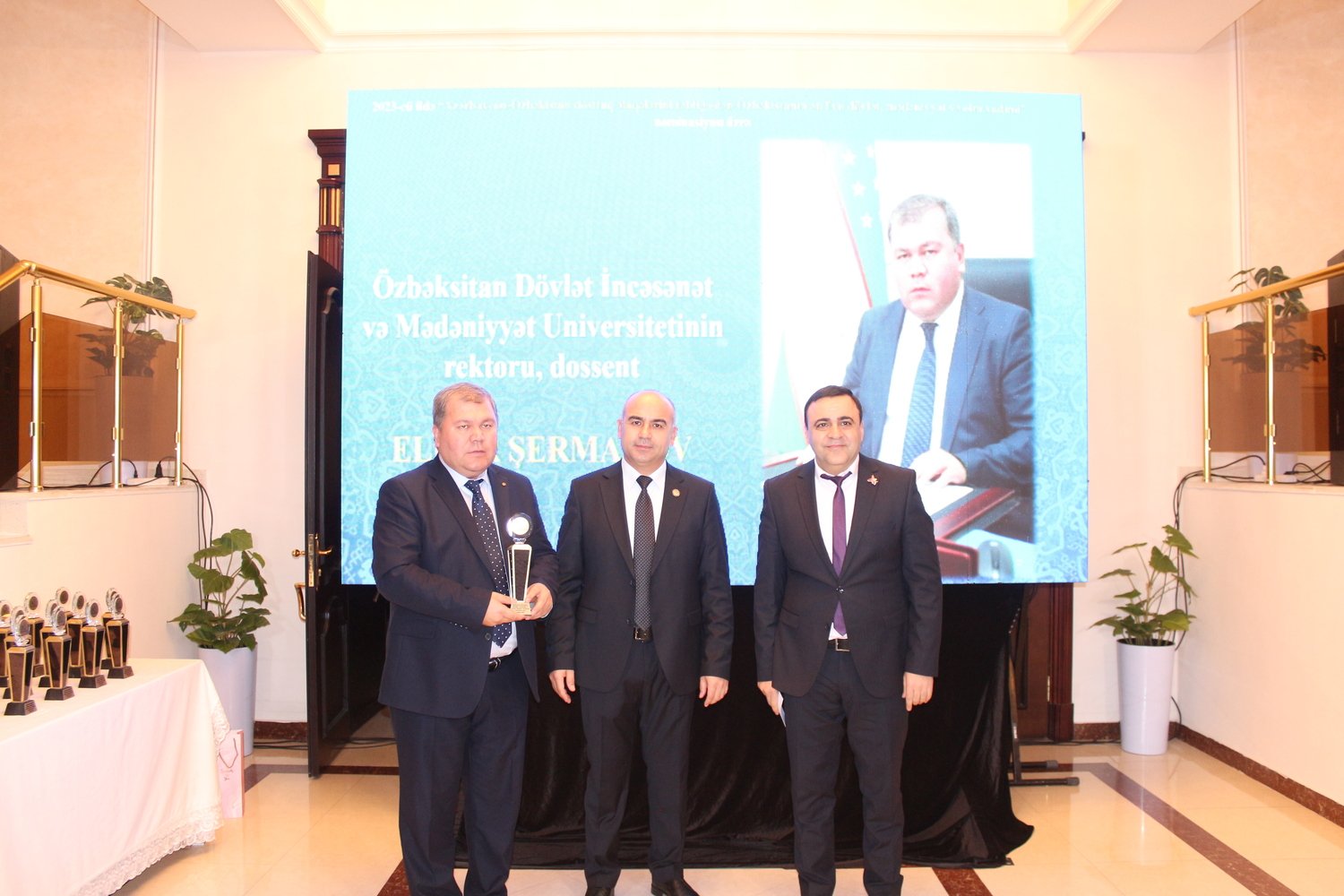 Корреспондент Trend Вугар Иманов удостоен награды Азербайджанского культурного центра имени Гейдара Алиева в Узбекистане  (ФОТО)