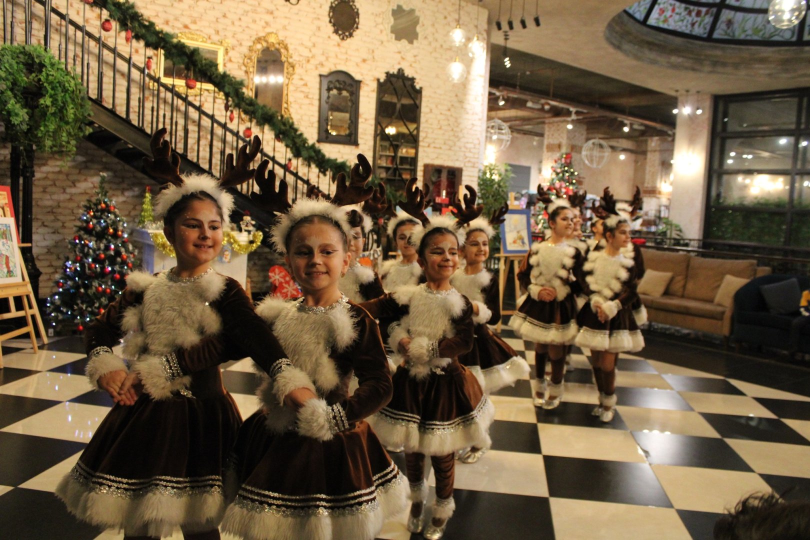 В Бакинском книжном центре состоялся яркий новогодний праздник для детей (ФОТО)