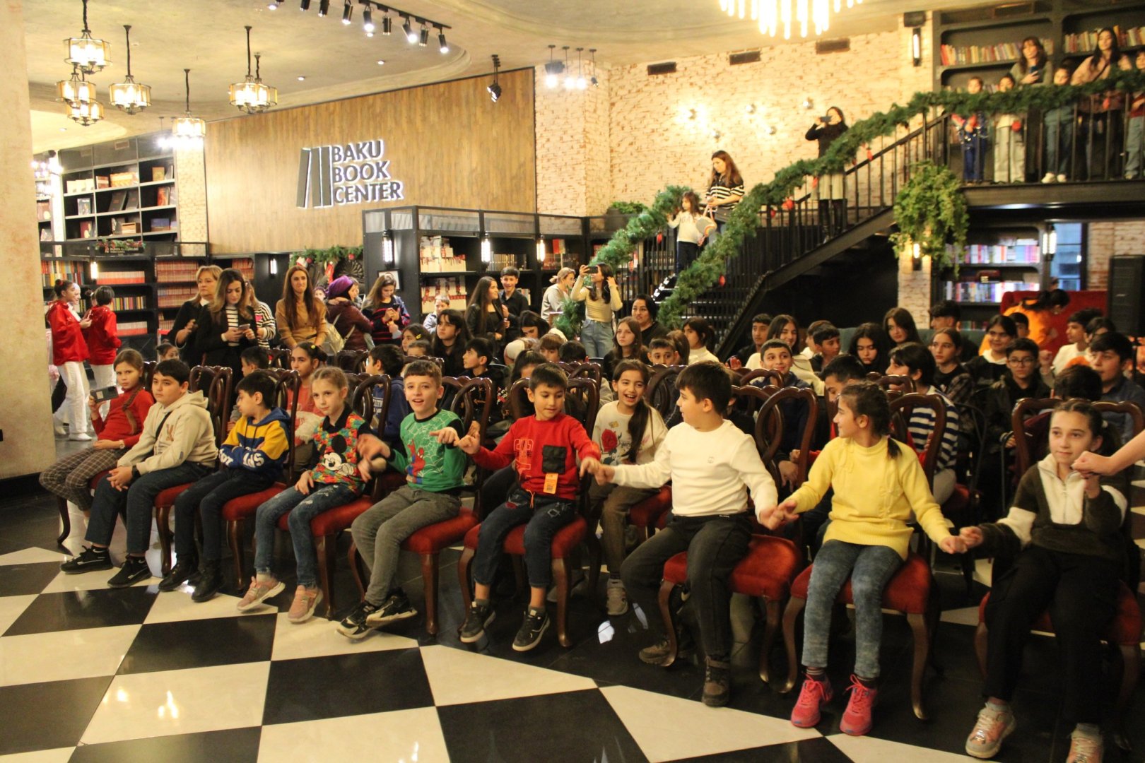 В Бакинском книжном центре состоялся яркий новогодний праздник для детей (ФОТО)