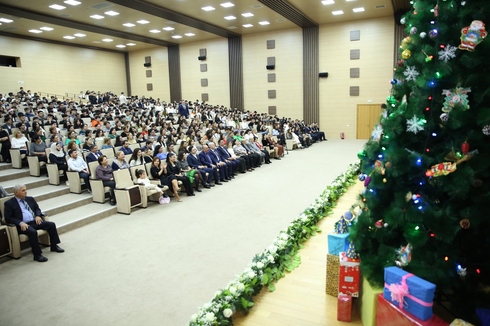 В Бакинской высшей школе нефти отметили День солидарности азербайджанцев мира и Новый год