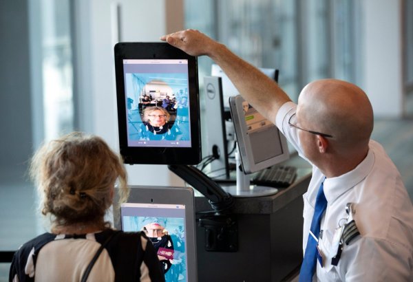 Britaniya hava limanlarında pasportların yoxlanılmasına alternativ tapıb