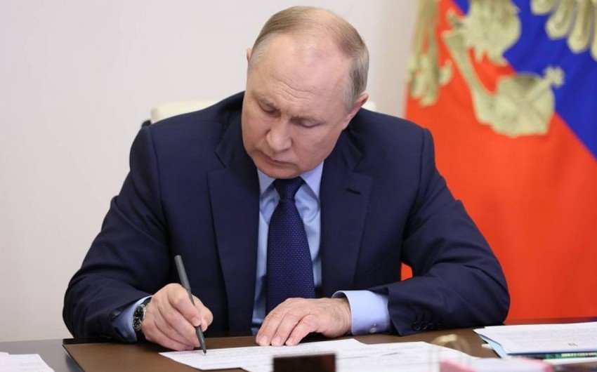 Putin ordu barədə yalan məlumat yaymağa görə əmlakın müsadirəsini nəzərdə tutan qanunu imzalayıb