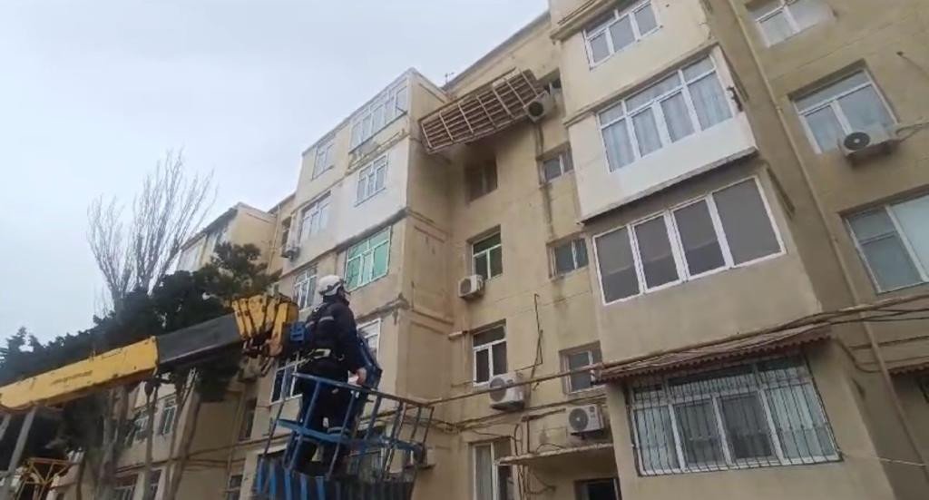 Pirallahıda güclü külək yaşayış binasının damını uçurub (VİDEO)