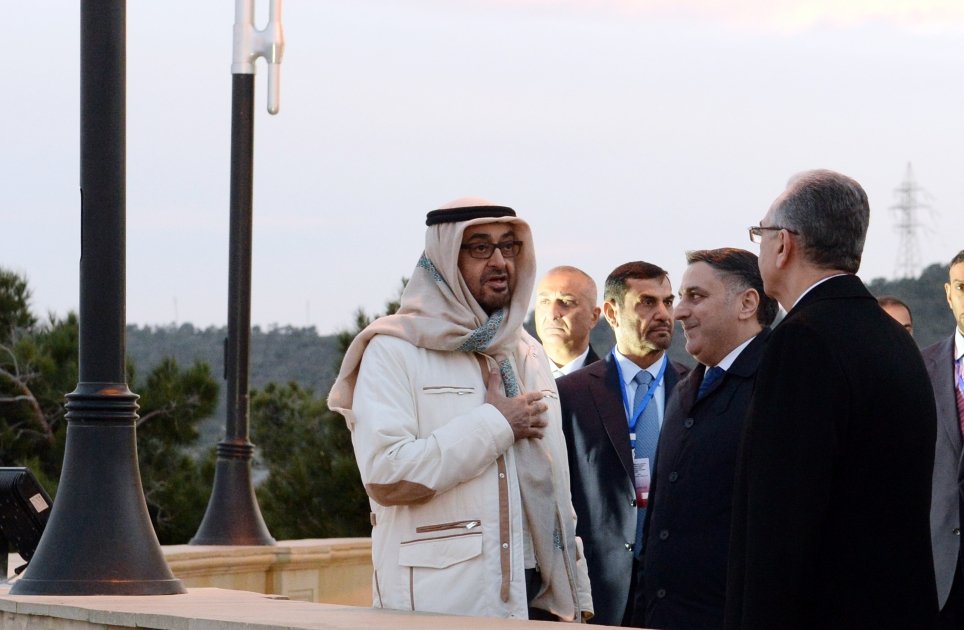 Президент Объединенных Арабских Эмиратов посетил Аллею шехидов в Баку (ФОТО)