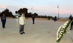 Президент Объединенных Арабских Эмиратов посетил Аллею шехидов в Баку (ФОТО)