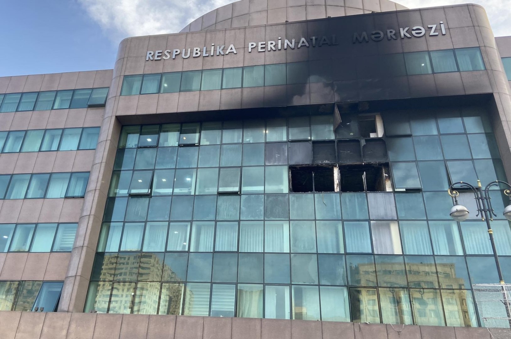 60 младенцев эвакуировано после пожара в Республиканском перинатальном центре в Баку