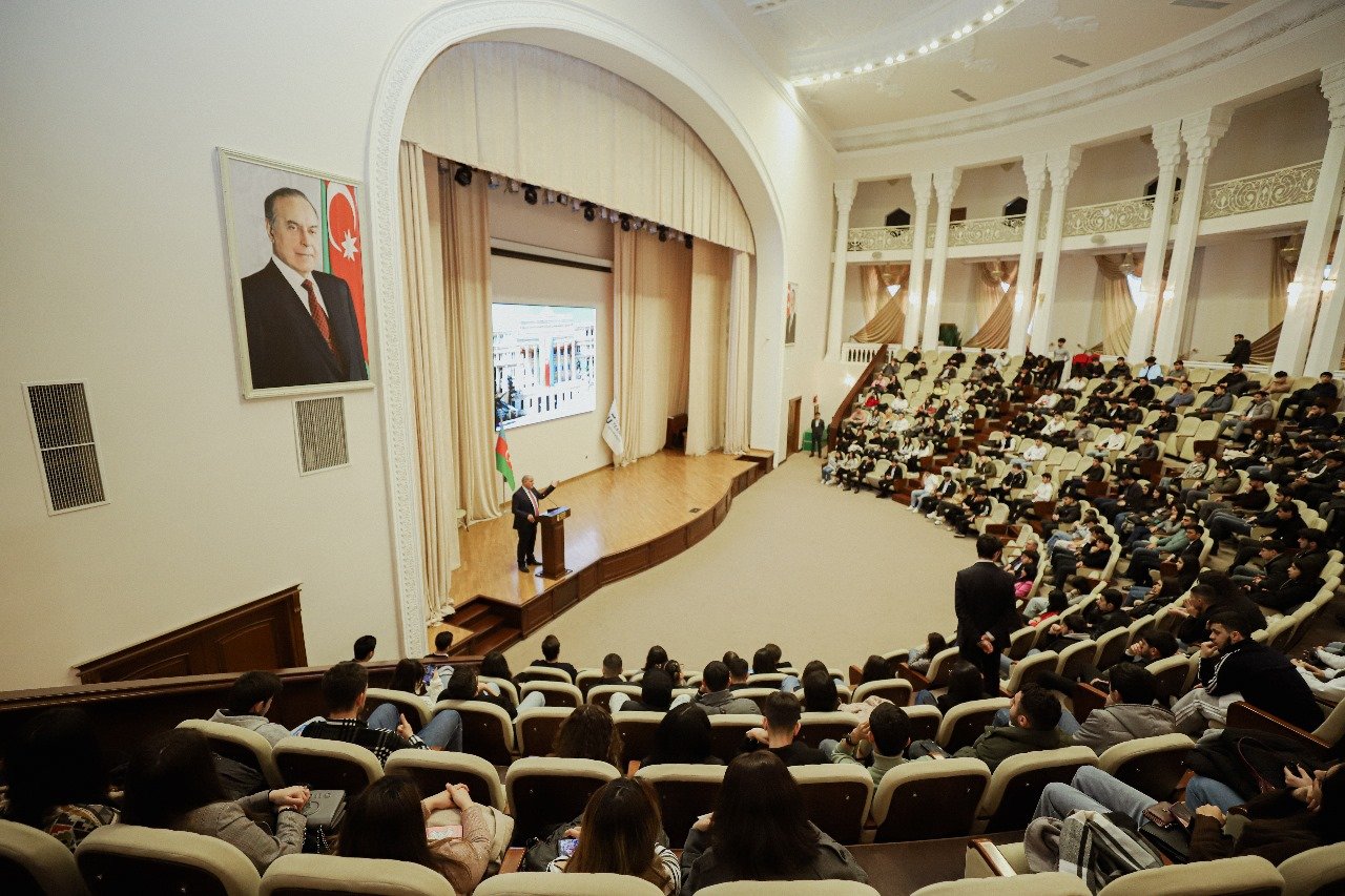 Prezident seçkilərində ilk dəfə səs verəcək gənclər üçün seminarlar davam edir (FOTO)