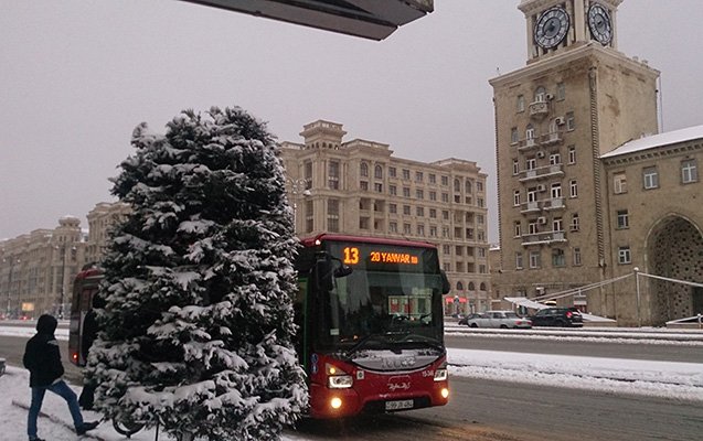 В Баку выпал первый снег (ВИДЕО)