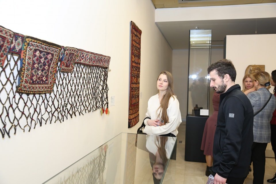 Достояние, неподвластное времени – выставка ковров, ювелирных изделий и вышивки в Баку (ФОТО)