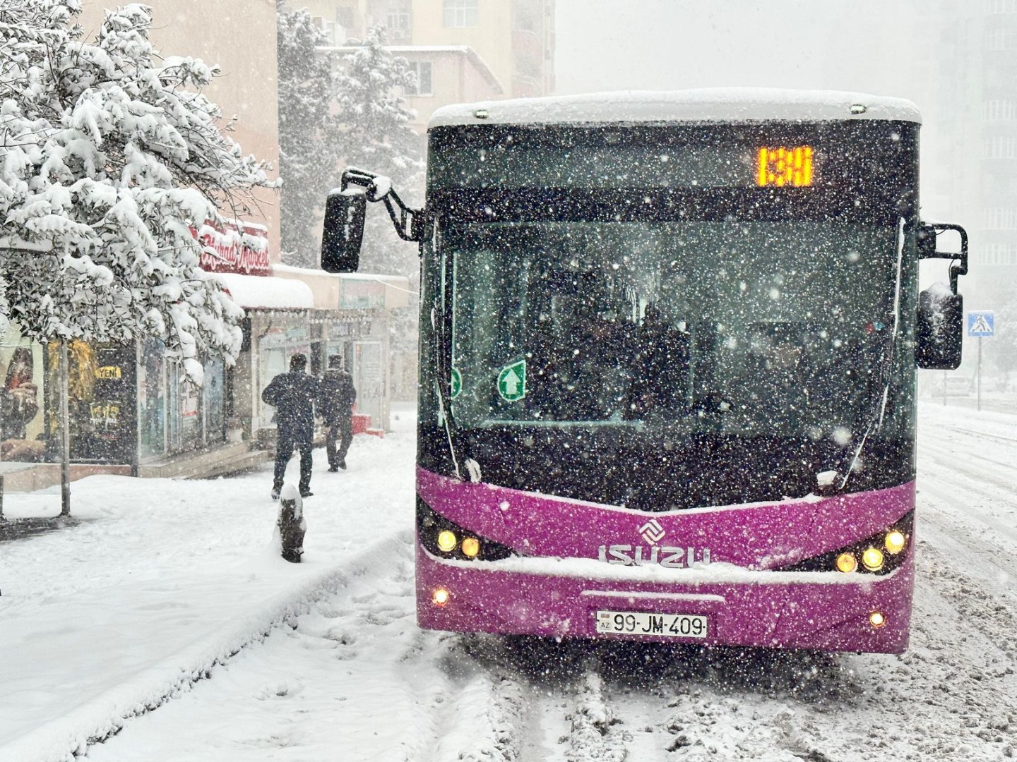 Автобусы выпускаются на линию по мере очищения дорог в Баку от снега - Агентство (ФОТО)