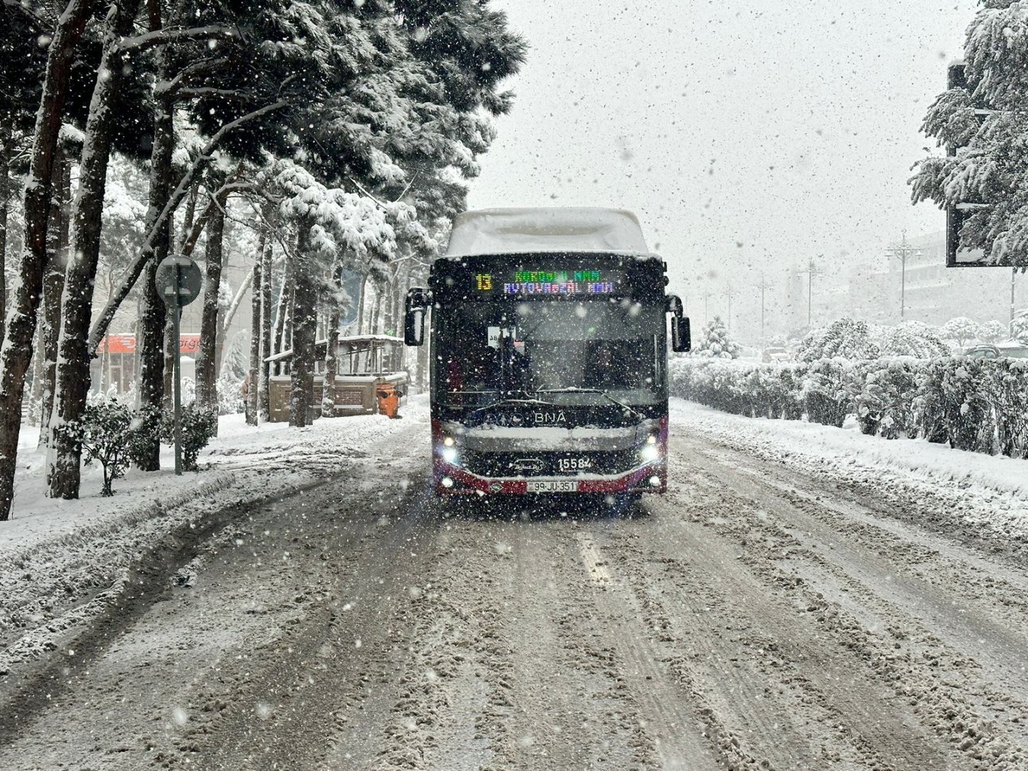 Yollar qardan təmizləndikcə avtobusların xəttə buraxılması təmin edilir - AYNA (FOTO)