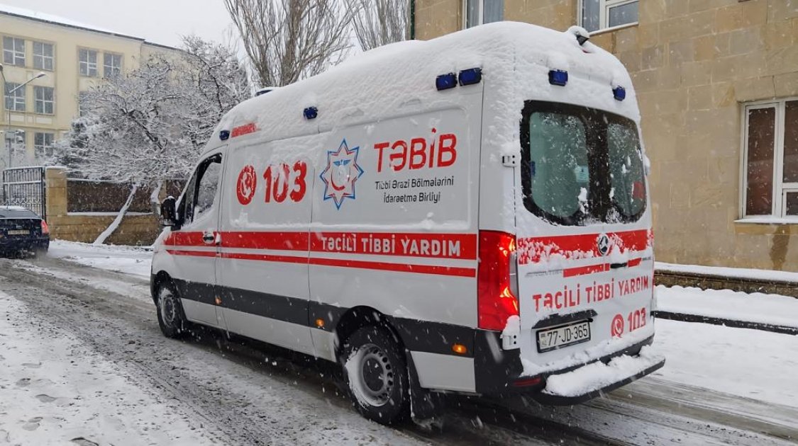В связи со снегопадом в Баку пострадали 22 человека - TƏBİB