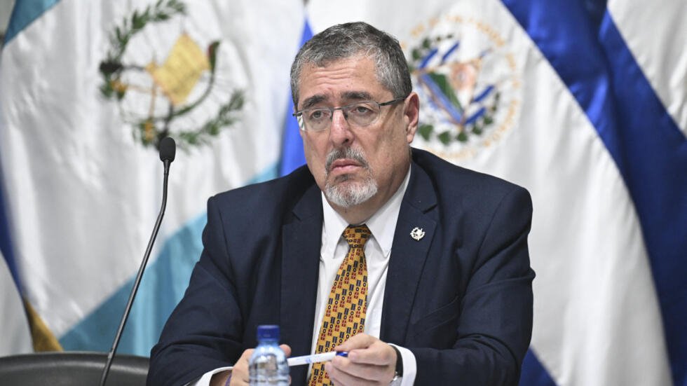 Инаугурация лидера Гватемалы задерживается из-за неявки конфликтующих с ним депутатов