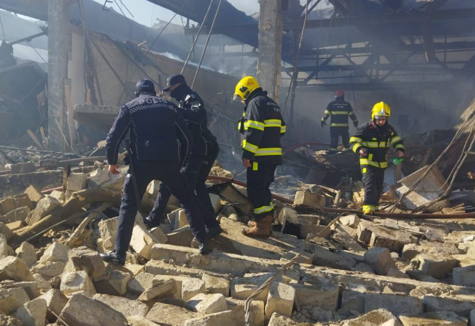 При взрыве в цехе в Баку из-под завалов спасены 3 человека (ВИДЕО) (ОБНОВЛЕНО)