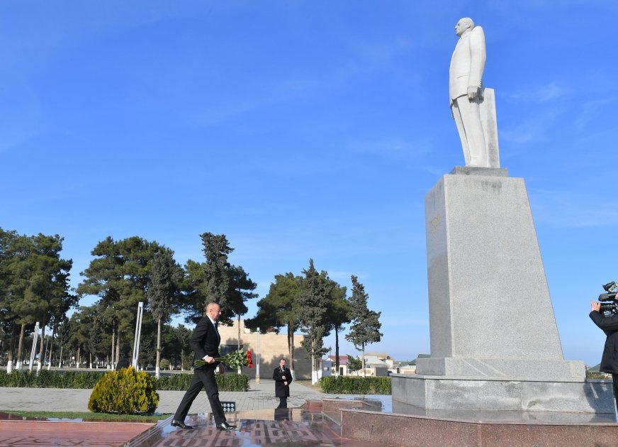 President Ilham Aliyev visits statue of National Leader Heydar Aliyev in Neftchala (PHOTO/VIDEO)