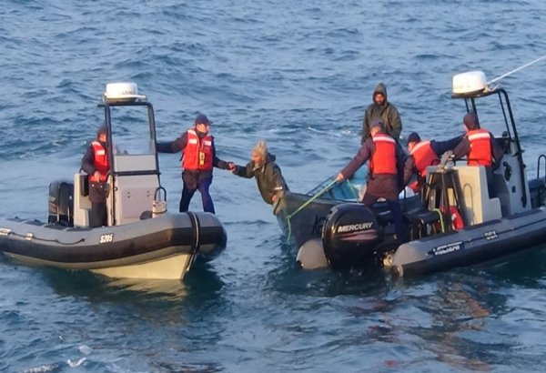 В Азербайджане пограничники эвакуировали с неисправной лодки на Каспии двух человек
