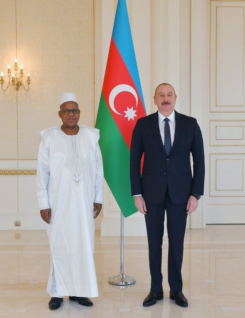 Президент Ильхам Алиев принял верительные грамоты новоназначенного посла Сьерра-Леоне в Азербайджане (ФОТО)