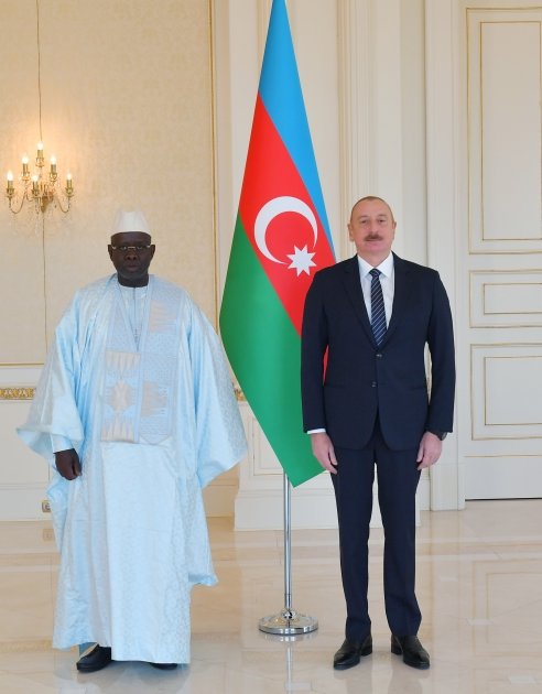 President Ilham Aliyev accepts credentials of incoming ambassador of Senegal (PHOTO)