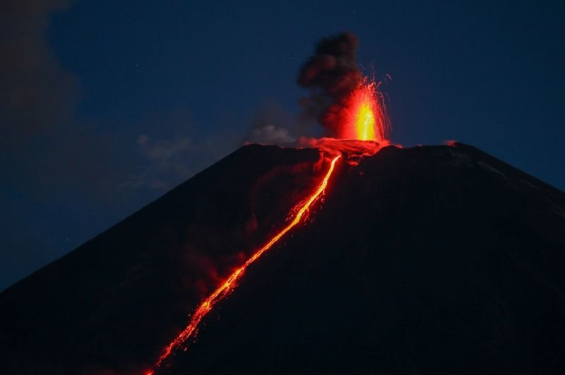 Вулкан Эбеко на Курилах выбросил пепел на высоту 3 км