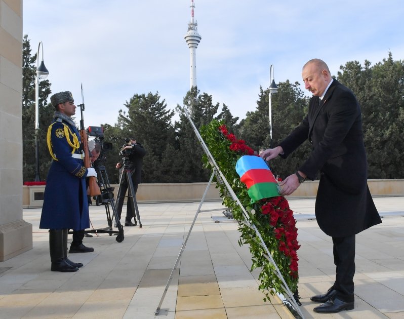 Prezident İlham Əliyev və Birinci xanım Mehriban Əliyeva 20 Yanvar faciəsinin 34-cü ildönümü ilə əlaqədar Şəhidlər xiyabanını ziyarət ediblər (FOTO)