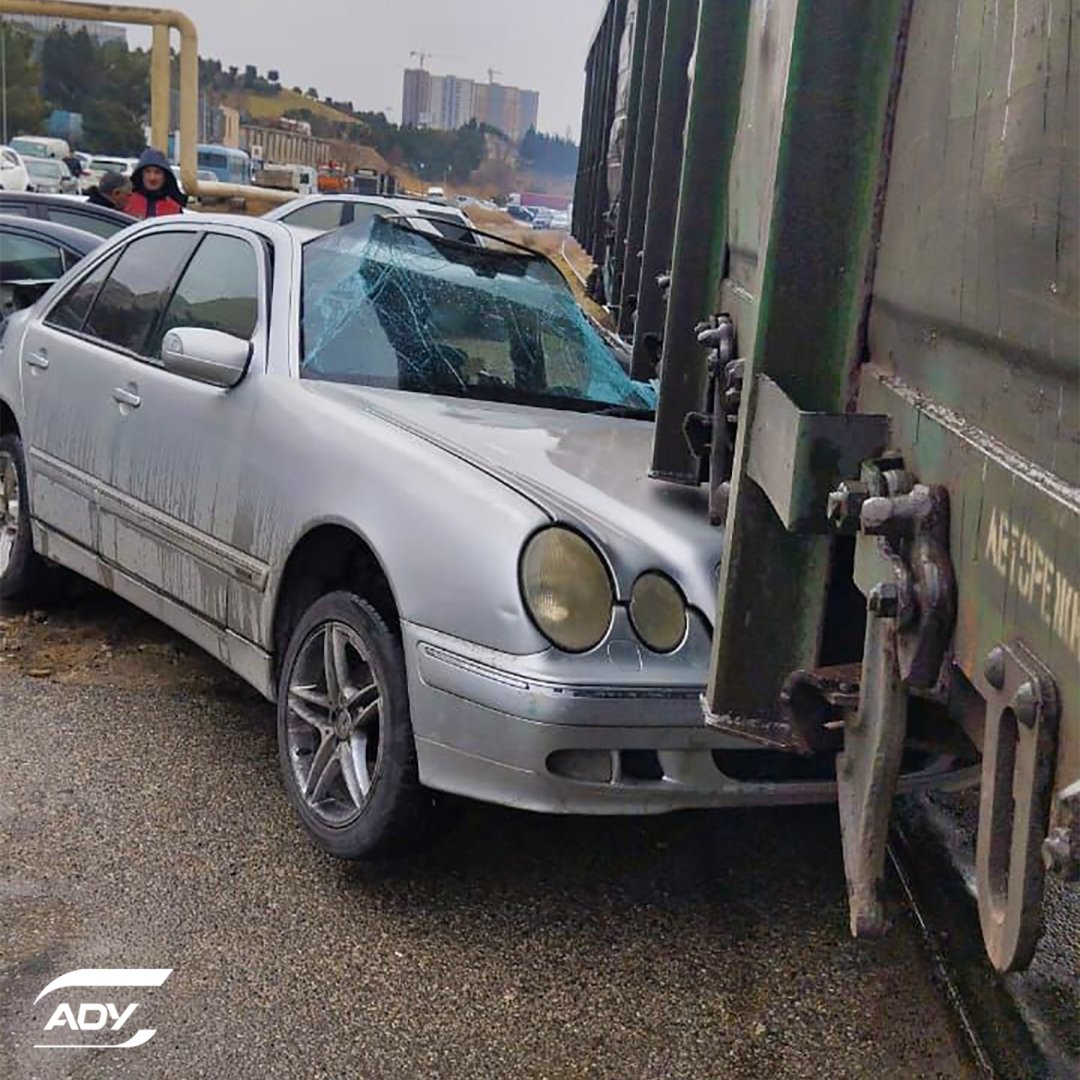 Dəmir yolu ərazisində sürücü məsuliyyətsizliyi zəncirvari qəzaya səbəb oldu - FOTO