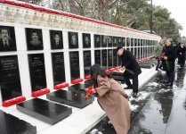 Делегация Узбекистана посетила могилу великого лидера Гейдара Алиева и Аллею шехидов (ФОТО)