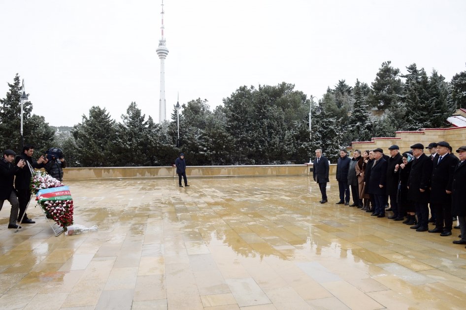 Делегация Узбекистана посетила могилу великого лидера Гейдара Алиева и Аллею шехидов (ФОТО)